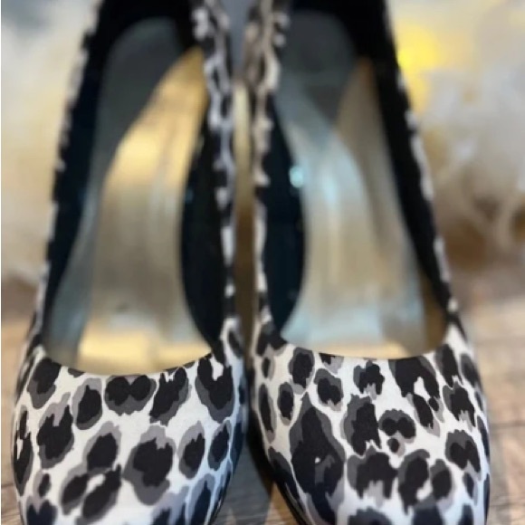 None Shoes - Chic Leopard Print Stiletto Heels